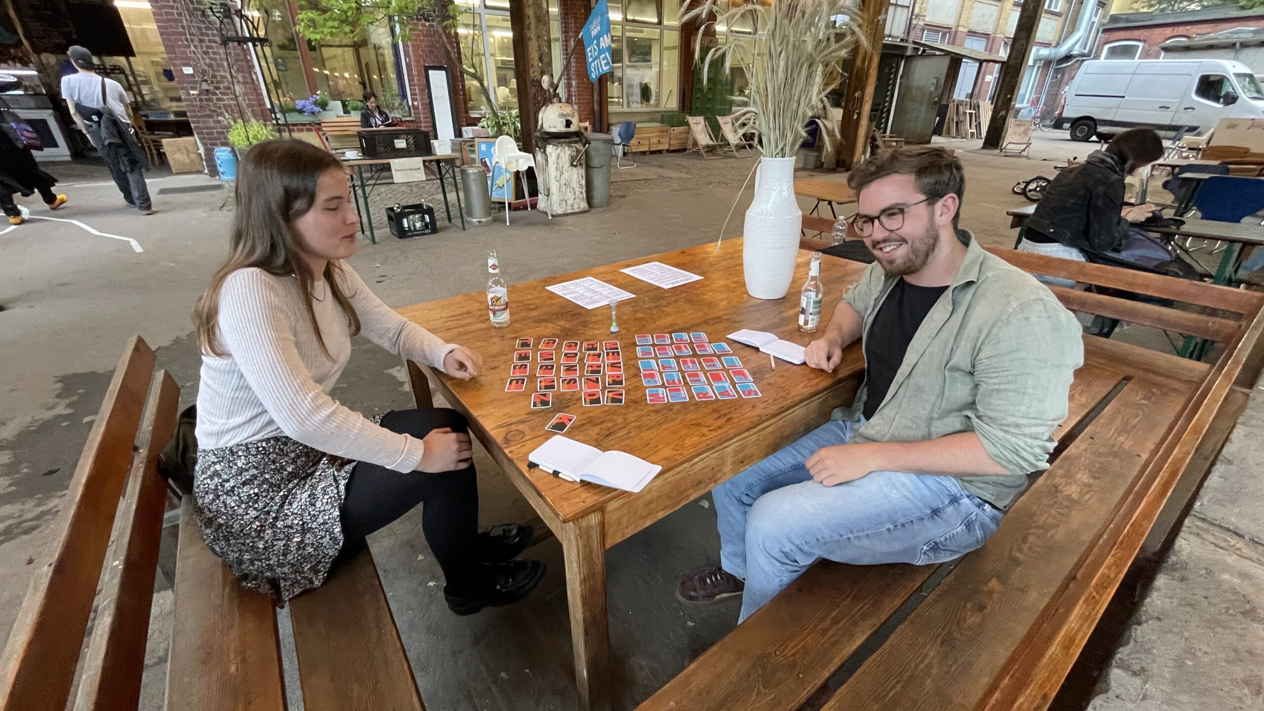 Besucherinnen der Ausstellung 48h Neukölln, Juli 2025, spielen das Spiel um Demokratie.