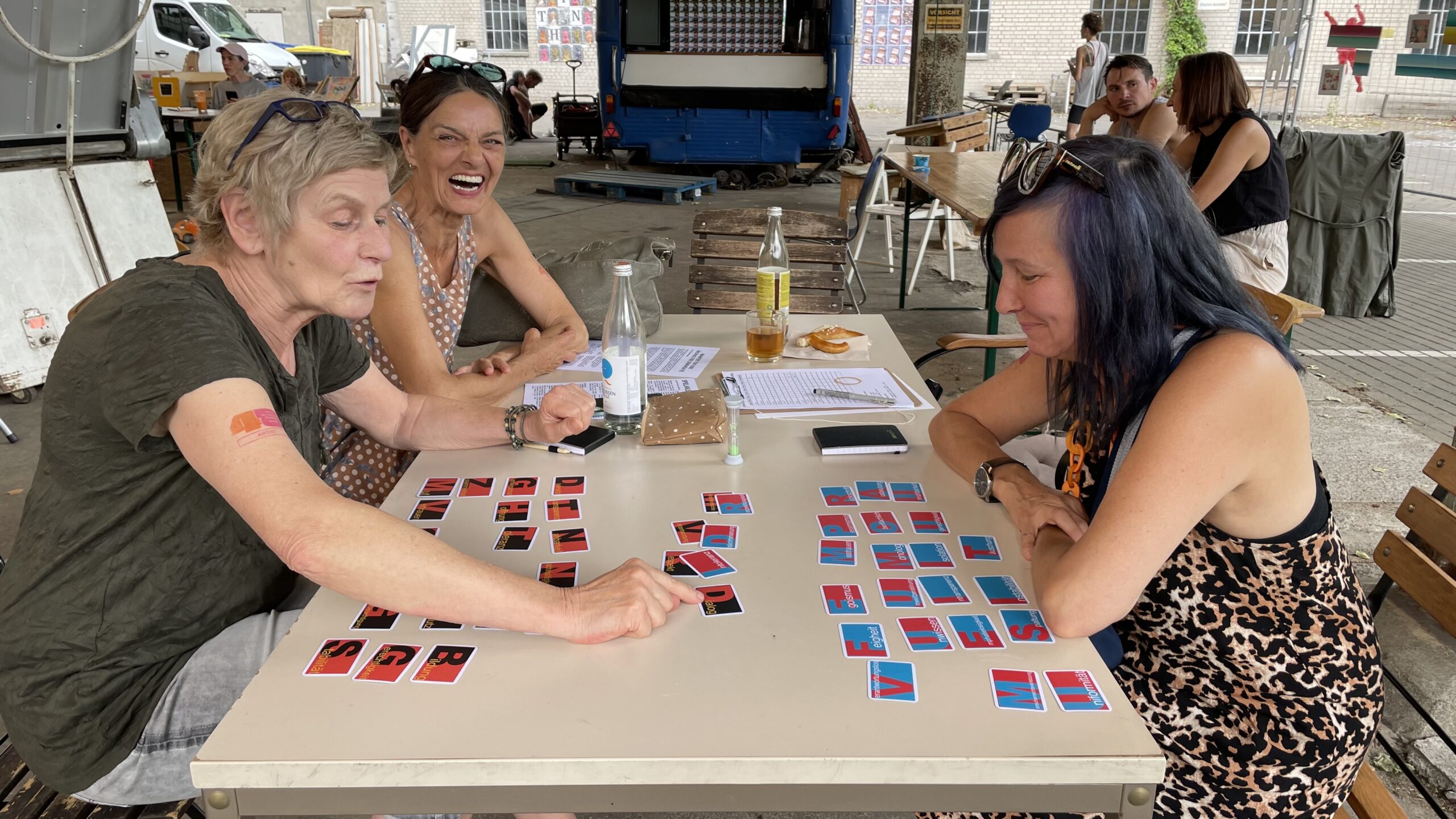 Künstlerinnen der Ausstellung 48h Neukölln, Juli 2025, spielen das Spiel um Demokratie.