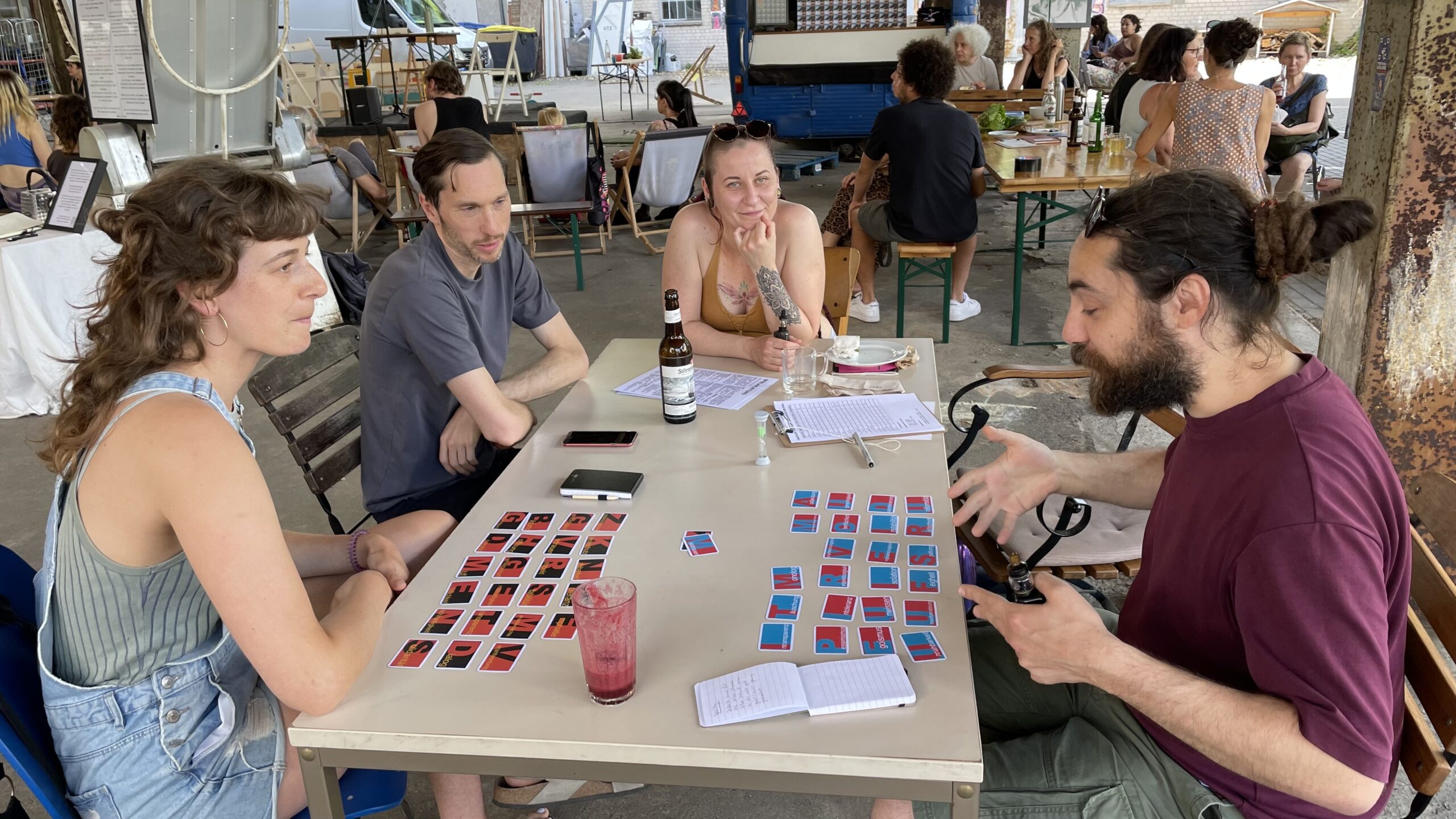 Besucherinnen der Ausstellung 48h Neukölln, Juli 2025, spielen das Spiel um Demokratie.